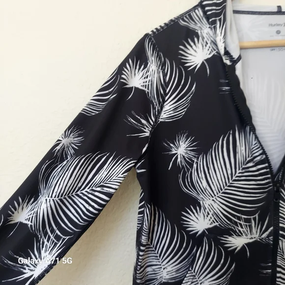 Hurley Womens Full Zip Long Sleeve Hooded Black White Floral Rashguard Sz S - Picture 4 of 16